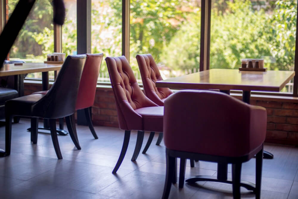 Красные кожаные стулья ресторана