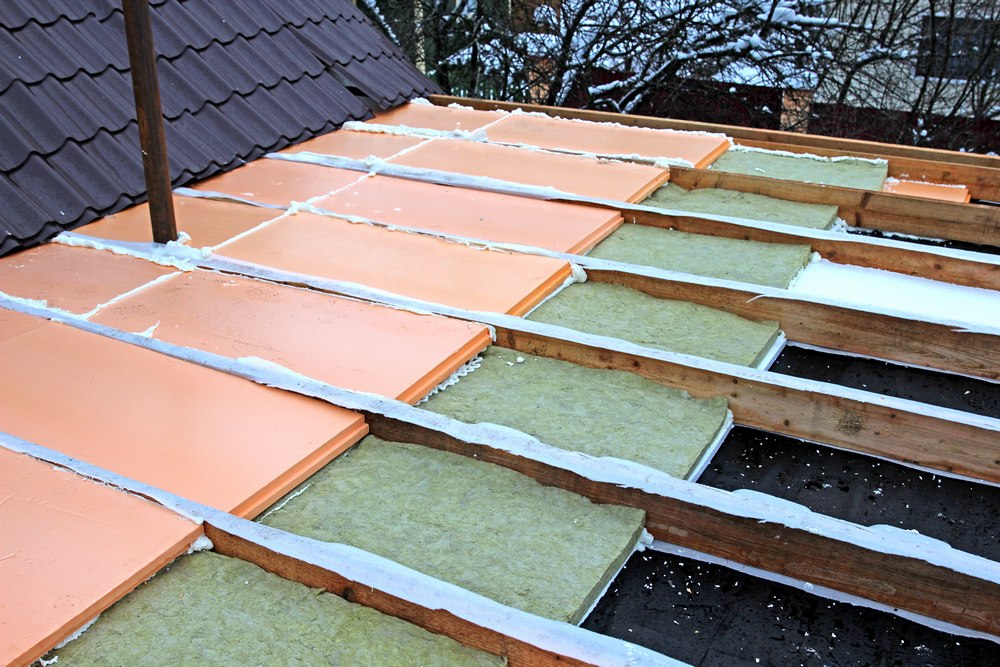 Процесс утепления крыши пенопластом и минеральной ватой